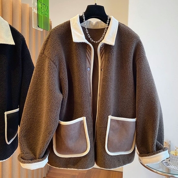 Ženski kaput od chenillea, opuštenog kroja, polo ovratnik, bez rukava, ultrakrata duljina, džepovi i ukrasni gumbi.