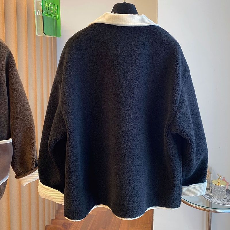 Ženski kaput od chenillea, opuštenog kroja, polo ovratnik, bez rukava, ultrakrata duljina, džepovi i ukrasni gumbi.