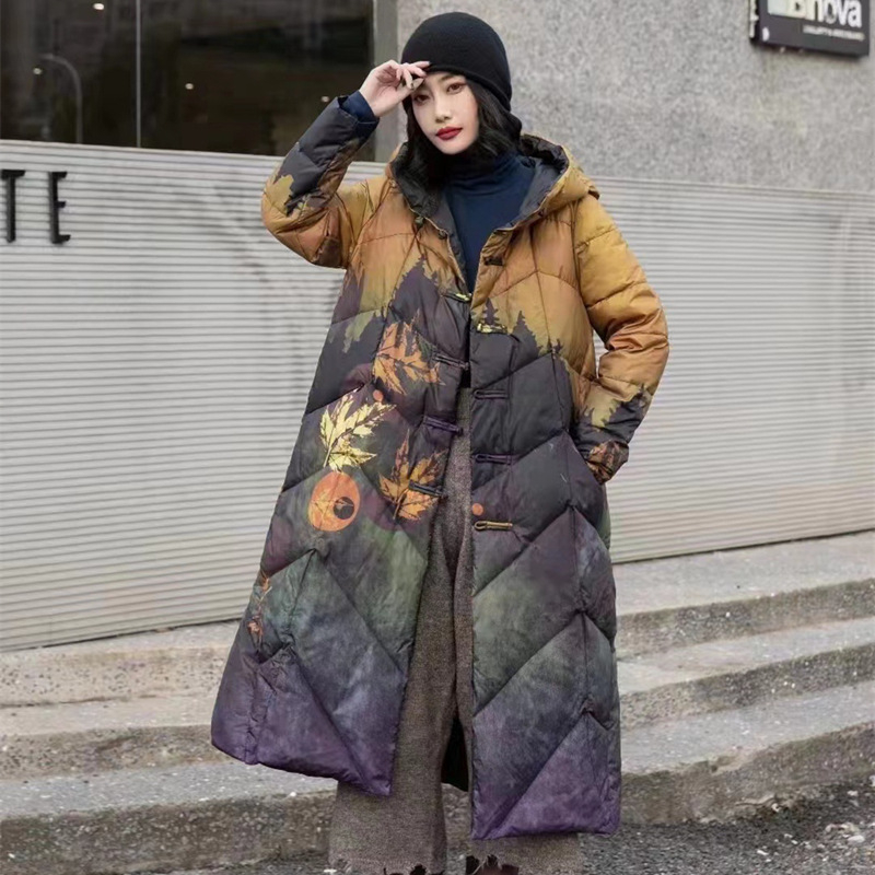 Down jakna slobodnog kroja, srednja duljina, retro vjetar stil; Punilo: bijeli gusji down; Kašmir: 51–55%; Duljina: 65–80 cm; Gustoća: srednja