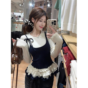 Γυναικεὶος πλεκτός τοπ με μακριά μανίκια και δαντελένιο σχέδιο, βαμβάκι-ελαστάν, μοτίβο σε χρωματική αντίθεση, στρογγυλός λαιμός, εφαρμοστό κόψιμο