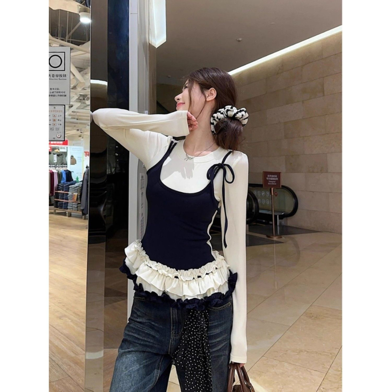 Γυναικεὶος πλεκτός τοπ με μακριά μανίκια και δαντελένιο σχέδιο, βαμβάκι-ελαστάν, μοτίβο σε χρωματική αντίθεση, στρογγυλός λαιμός, εφαρμοστό κόψιμο