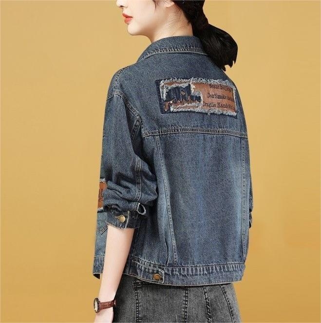 Džins jakna, ležernog kroja, dugi rukavi, polo ovratnik, tkanina od organskog pamuka, duljina 50–65 cm, jesen 2023