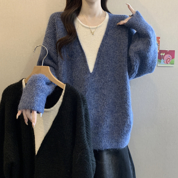 Naistele mõeldud paksu kudumi kampsun pikkade varrukatega, ümmarguse kaelusega, viskooskiududest, kolāžmustr kooskõlas toonides