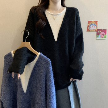 Naistele mõeldud paksu kudumi kampsun pikkade varrukatega, ümmarguse kaelusega, viskooskiududest, kolāžmustr kooskõlas toonides