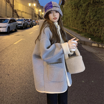 Ženska Chenille jakna s kapuljom, podstavljena umjetnom ovčjom vunom, slobodan kroj, dugi raglani rukavi, kopčanje na jednom zatvaraču, zima 2025