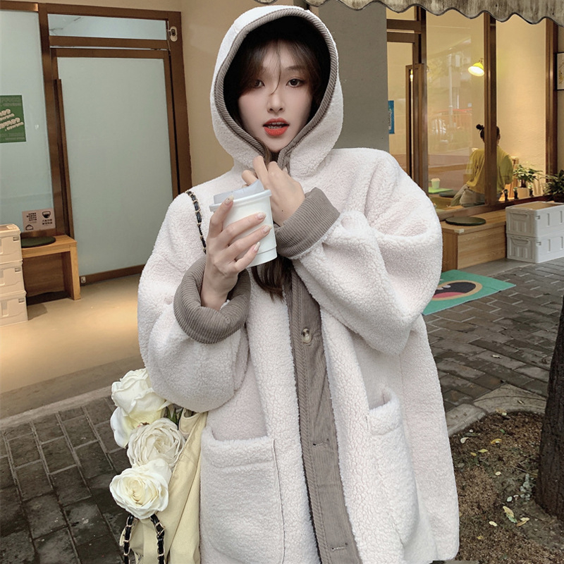 Ženska Chenille jakna s kapuljom, podstavljena umjetnom ovčjom vunom, slobodan kroj, dugi raglani rukavi, kopčanje na jednom zatvaraču, zima 2025