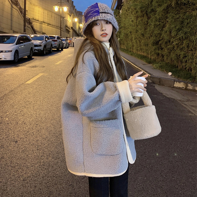 Ženska Chenille jakna s kapuljom, podstavljena umjetnom ovčjom vunom, slobodan kroj, dugi raglani rukavi, kopčanje na jednom zatvaraču, zima 2025