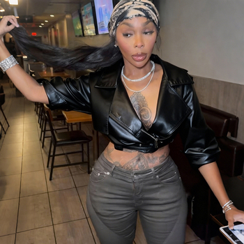 Kratka jakna struka s dubokim V izrezom i reverom, poliester-elastan smjesa, zatvarač, rukavi 3/4, patchwork dizajn, gradska moda jesen 2025