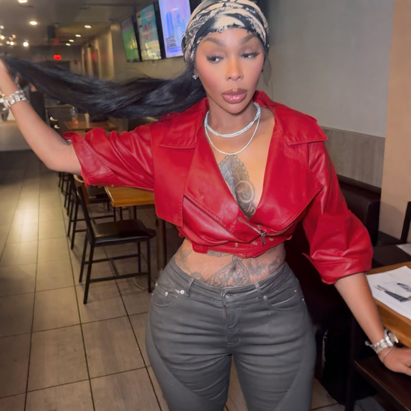 Kratka jakna struka s dubokim V izrezom i reverom, poliester-elastan smjesa, zatvarač, rukavi 3/4, patchwork dizajn, gradska moda jesen 2025