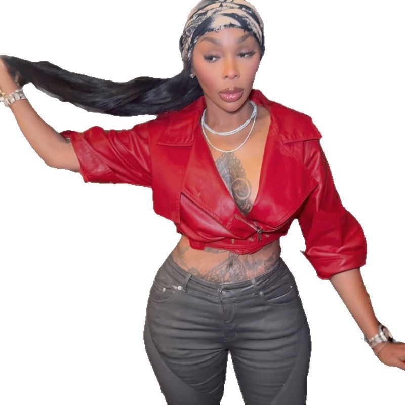 Kratka jakna struka s dubokim V izrezom i reverom, poliester-elastan smjesa, zatvarač, rukavi 3/4, patchwork dizajn, gradska moda jesen 2025