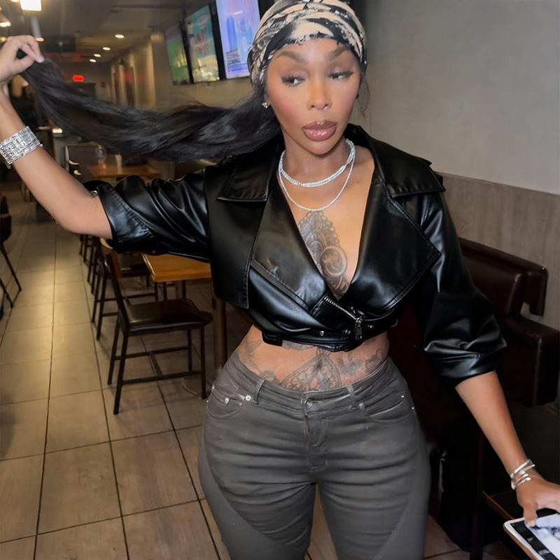 Kratka jakna struka s dubokim V izrezom i reverom, poliester-elastan smjesa, zatvarač, rukavi 3/4, patchwork dizajn, gradska moda jesen 2025