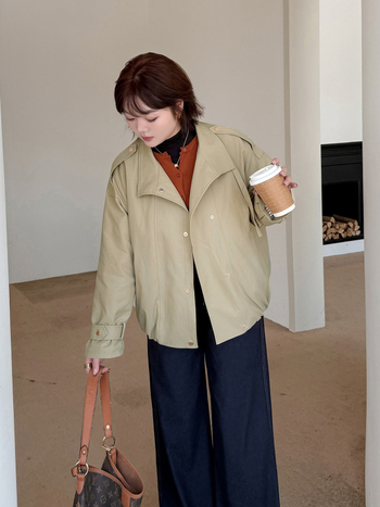 Korejskog stila kardigan s tkanim twillom i punom pamukom podstavom, zatvarač, srednja duljina 65–80 cm, poliester ≥95%