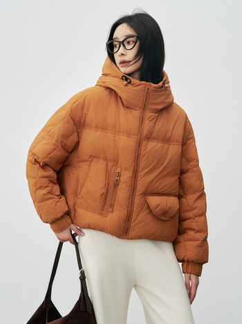 Geacă de iarnă pentru femei cu glugă, croială lejeră, conținut puf 86–90%, fermoar, lungime medie