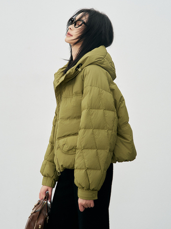 Geacă de iarnă pentru femei cu glugă, croială lejeră, conținut puf 86–90%, fermoar, lungime medie