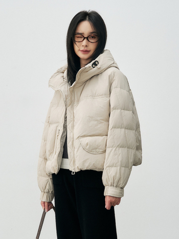 Geacă de iarnă pentru femei cu glugă, croială lejeră, conținut puf 86–90%, fermoar, lungime medie