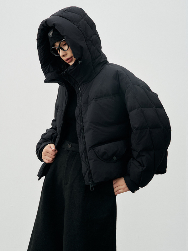 Geacă de iarnă pentru femei cu glugă, croială lejeră, conținut puf 86–90%, fermoar, lungime medie