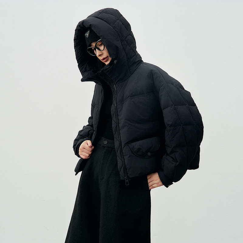 Geacă de iarnă pentru femei cu glugă, croială lejeră, conținut puf 86–90%, fermoar, lungime medie