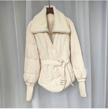 Ženska jakna s perjem — punilo bijelo kačje perje, kašmir 51–55%, tkanina poliester, dugi rukavi, ovratnik lapel, jednodijelno kopčanje, labavi kroj, gradski stil