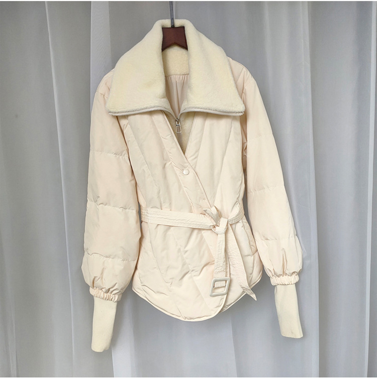 Ženska jakna s perjem — punilo bijelo kačje perje, kašmir 51–55%, tkanina poliester, dugi rukavi, ovratnik lapel, jednodijelno kopčanje, labavi kroj, gradski stil