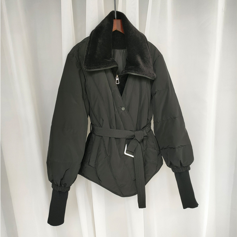 Ženska jakna s perjem — punilo bijelo kačje perje, kašmir 51–55%, tkanina poliester, dugi rukavi, ovratnik lapel, jednodijelno kopčanje, labavi kroj, gradski stil