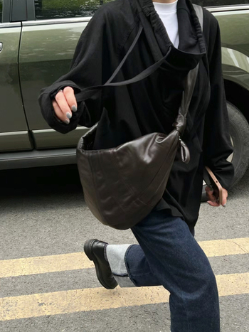 IYOWI torbica za rame od prave ovčje kože, dumpling oblik, zatvarač, najlonska podstava, džep za mobitel