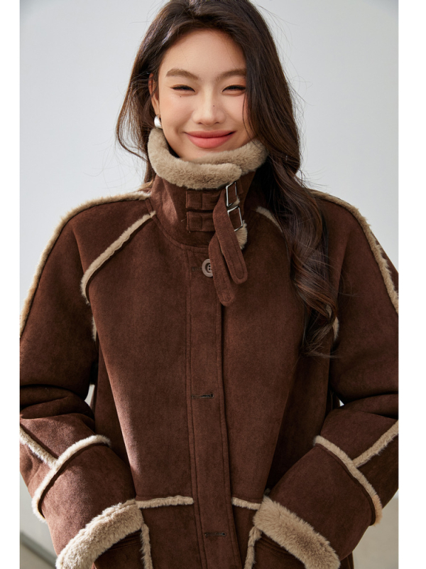 Kaput s krznenim ovratnikom, uzorak boja u blokovima, poliester, proljeće 2025, dugi rukavi