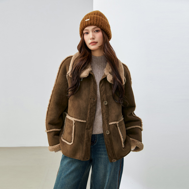 Kaput s krznenim ovratnikom, uzorak boja u blokovima, poliester, proljeće 2025, dugi rukavi