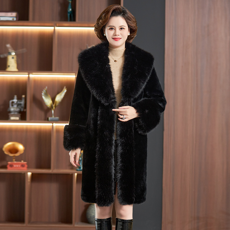 Srednje duga jakna od norke, s dugim rukavima i ovratnikom, Zima 2025