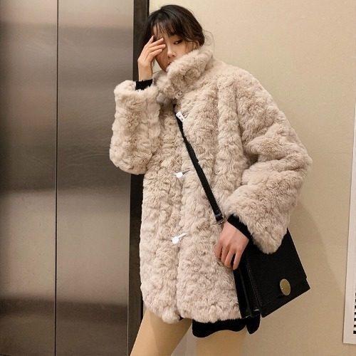 Ženski kaput od umjetnog krzna, srednje duljine, U ovratnik, dugi rukavi, zima 2025