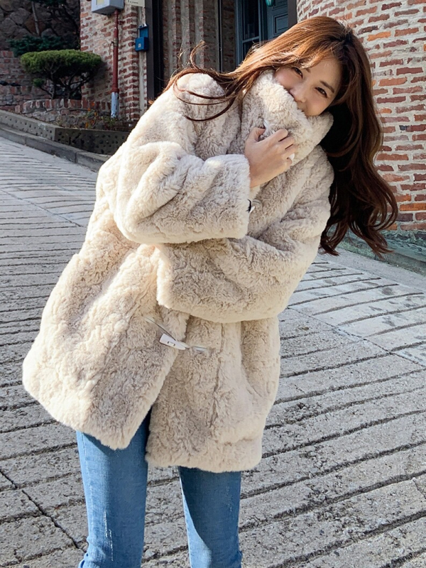 Ženski kaput od umjetnog krzna, srednje duljine, U ovratnik, dugi rukavi, zima 2025