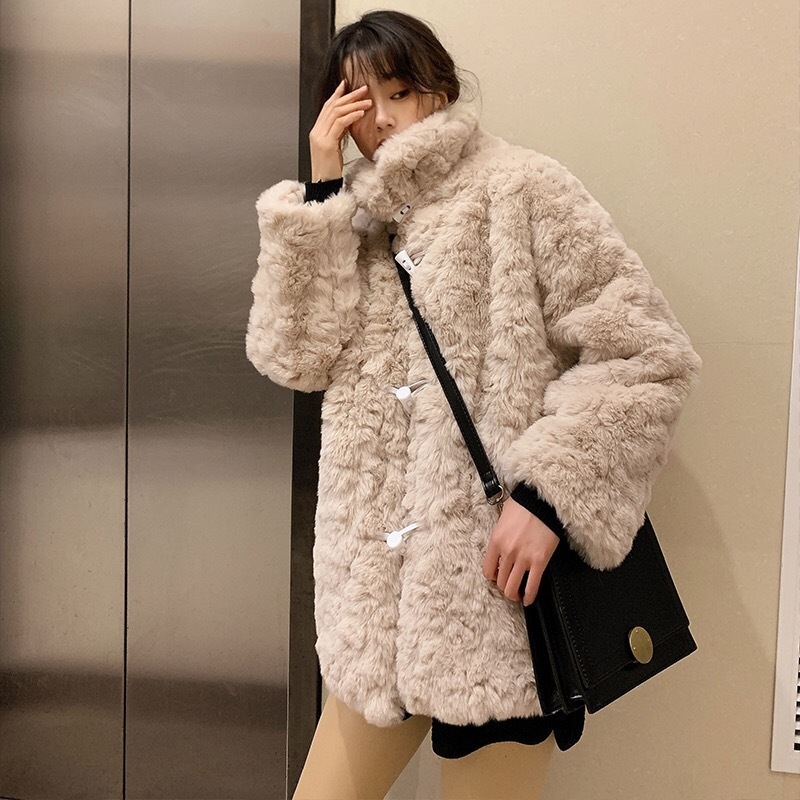 Ženski kaput od umjetnog krzna, srednje duljine, U ovratnik, dugi rukavi, zima 2025