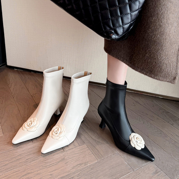 Botine din piele de miel, vârf ascuțit, fermoar pe spate, toc înalt 6–8 cm