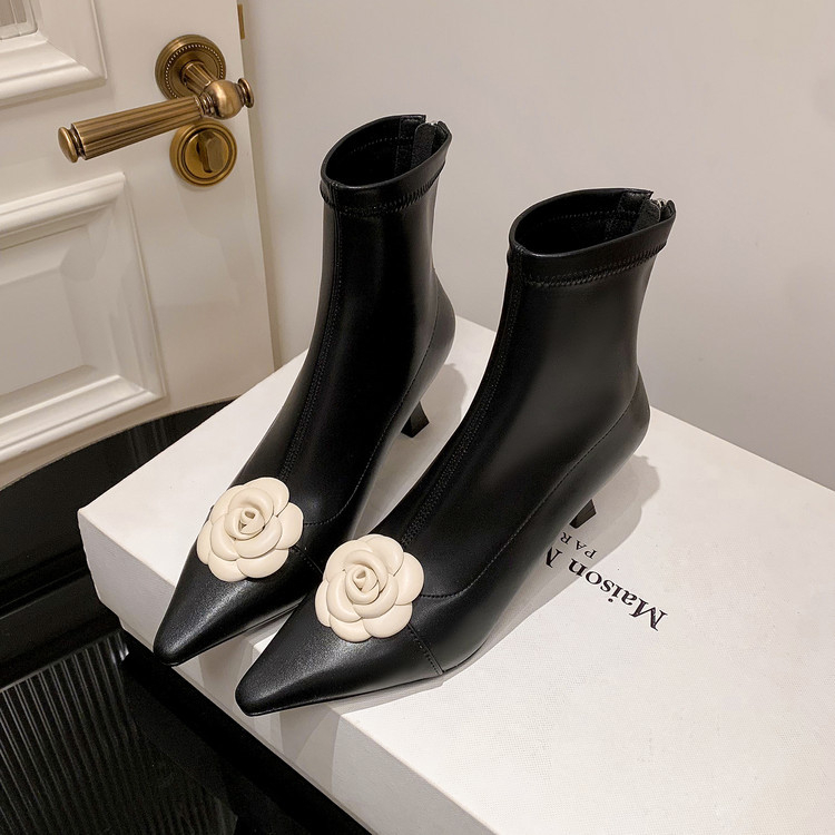 Botine din piele de miel, vârf ascuțit, fermoar pe spate, toc înalt 6–8 cm