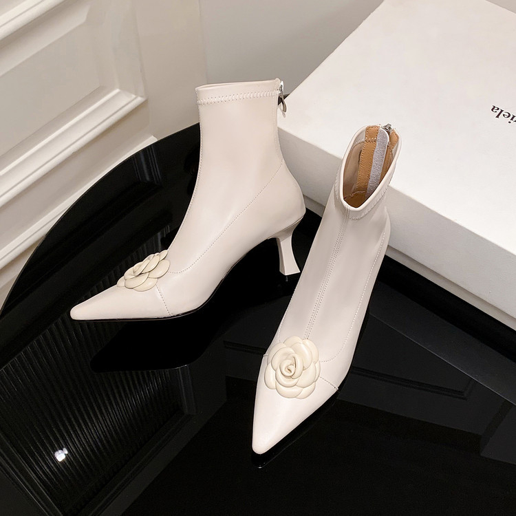 Botine din piele de miel, vârf ascuțit, fermoar pe spate, toc înalt 6–8 cm