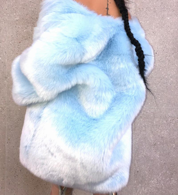 Kaput od umjetnog krzna lisice, okrugli ovratnik, dugi rukavi, srednja duljina, ženski model