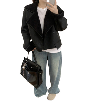 Žensko PU kožno kratko jakna s umjetnim ovčjim krznom, moto stil, patchwork dizajn, zima 2024