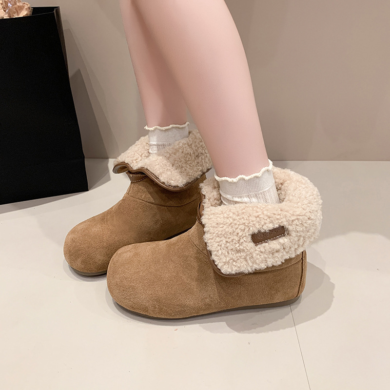 Ženske zimske čizme, gornji dio od suedea, unutrašnjost od umjetnog pliša, niski kroj, gumena potplata