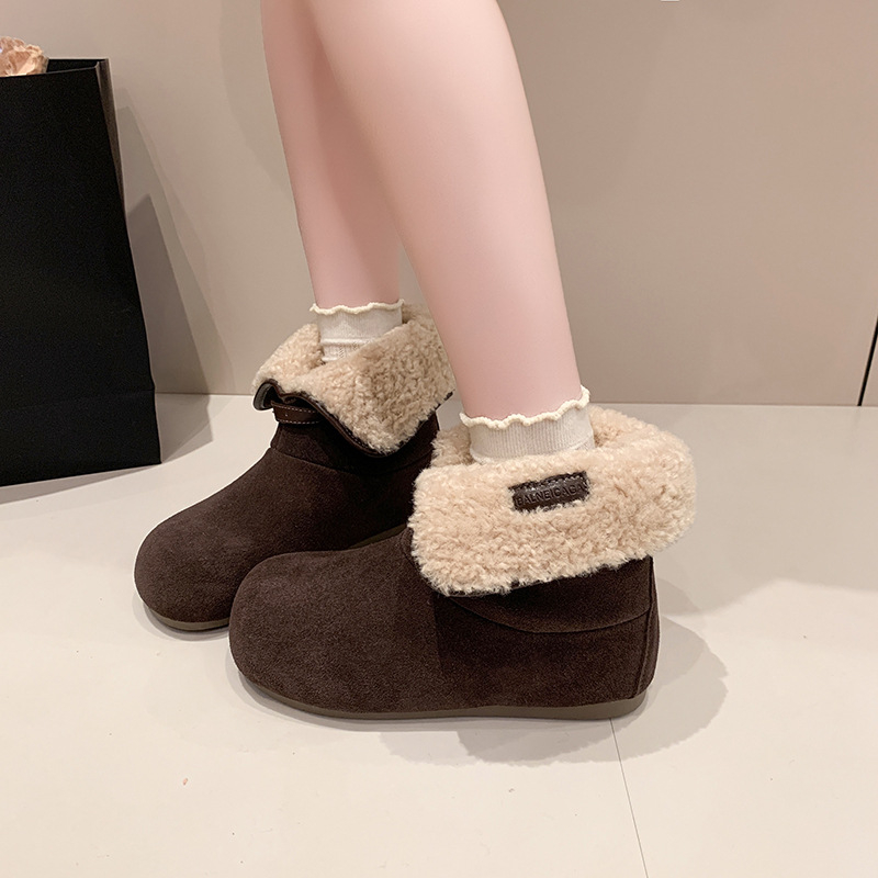 Ženske zimske čizme, gornji dio od suedea, unutrašnjost od umjetnog pliša, niski kroj, gumena potplata