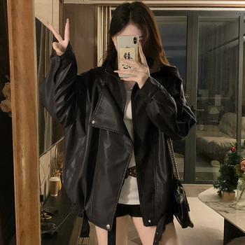 Дамско яке от изкуствена кожа, V-образно деколте, цип отпред, тесен силует, къс модел