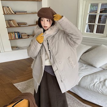 Ženski kaput od pamuka s kapuljom i umjetnim krznom, karirani uzorak, širok kroj, zatvarač.