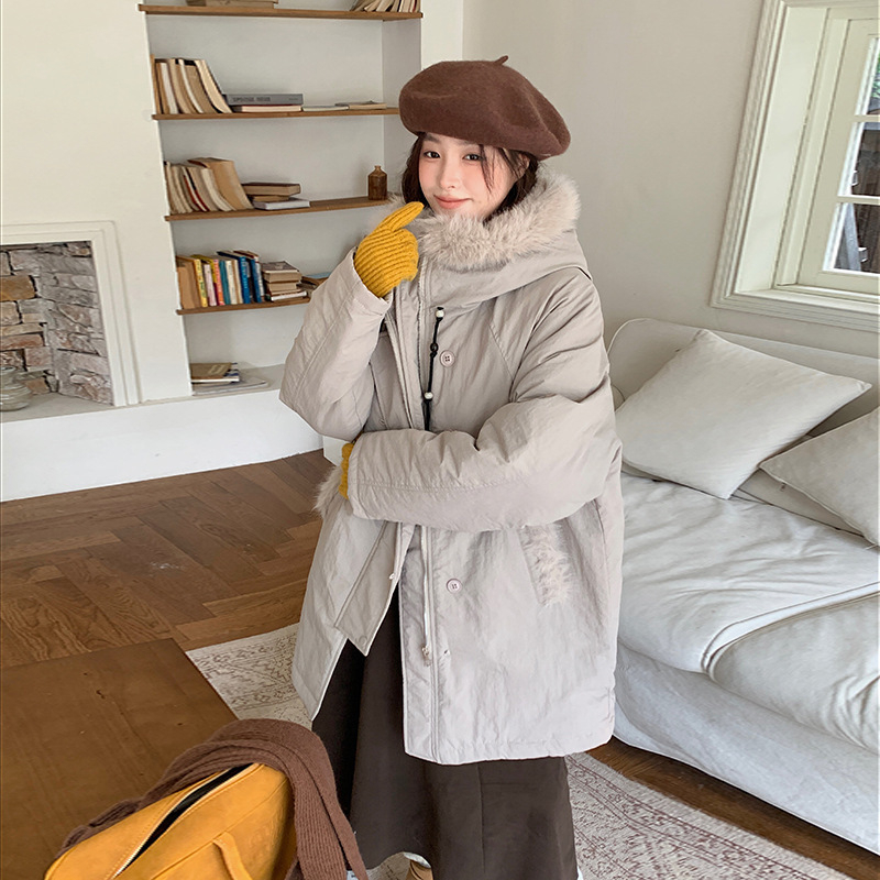 Ženski kaput od pamuka s kapuljom i umjetnim krznom, karirani uzorak, širok kroj, zatvarač.