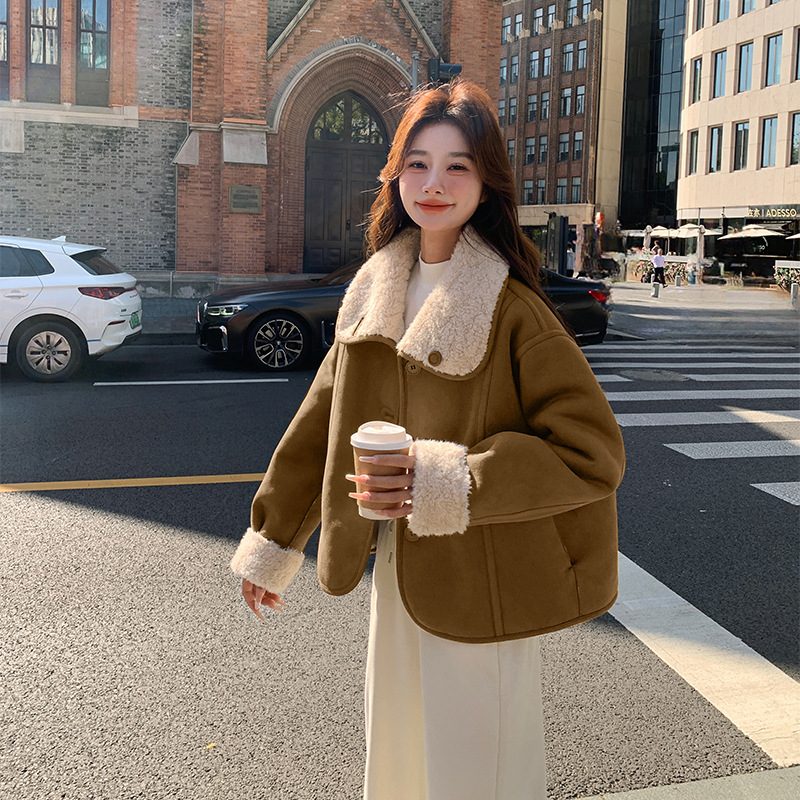 Moteriška reversinė avies vilnos striukė su įsiūtu kailiu, laisvas siluetas, apykaklė su reveru, 3/4 rankovės, poliesteris 95%+