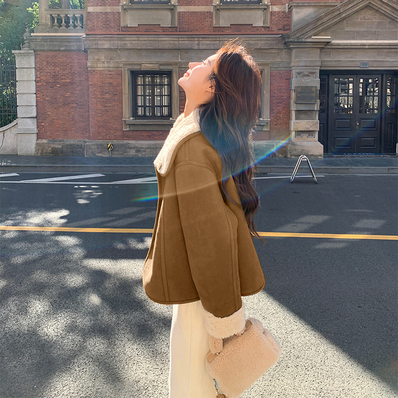 Moteriška reversinė avies vilnos striukė su įsiūtu kailiu, laisvas siluetas, apykaklė su reveru, 3/4 rankovės, poliesteris 95%+