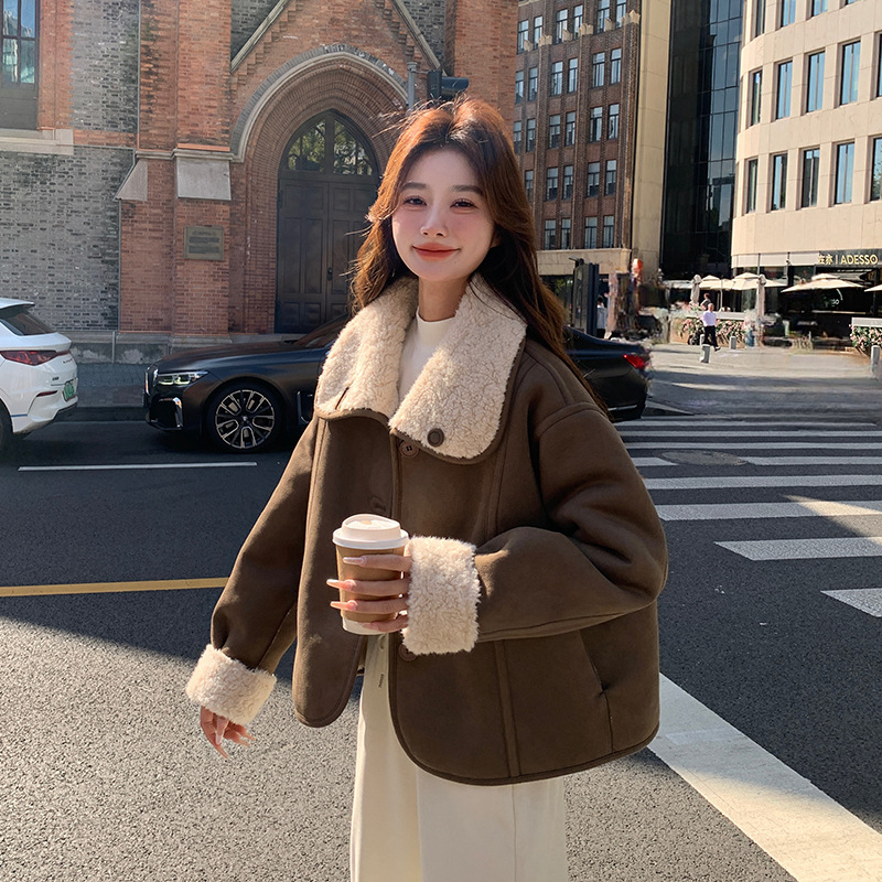 Moteriška reversinė avies vilnos striukė su įsiūtu kailiu, laisvas siluetas, apykaklė su reveru, 3/4 rankovės, poliesteris 95%+