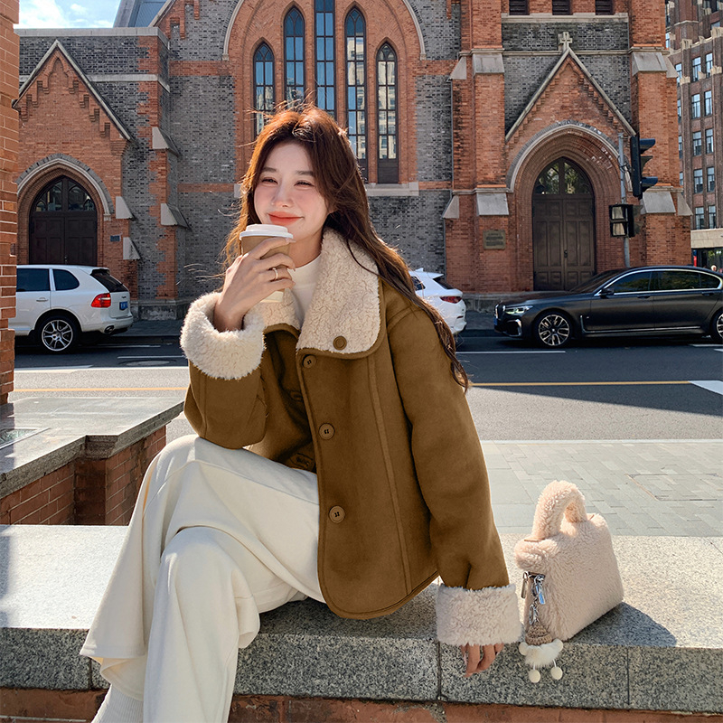 Moteriška reversinė avies vilnos striukė su įsiūtu kailiu, laisvas siluetas, apykaklė su reveru, 3/4 rankovės, poliesteris 95%+