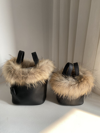 Patiesa ādas soma bucket ar raccoon pūku – pilsētas stils, mikrošķiedras iekšpuse, ziemas izdevums 2025, ikdienas lietošanai