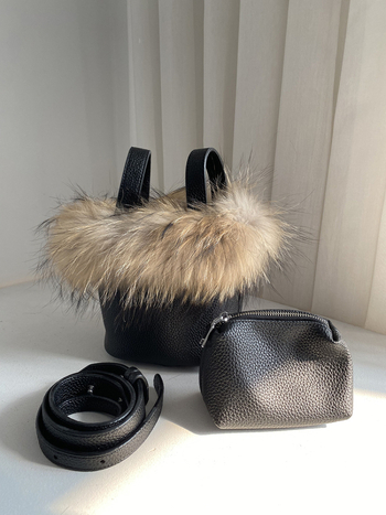 Patiesa ādas soma bucket ar raccoon pūku – pilsētas stils, mikrošķiedras iekšpuse, ziemas izdevums 2025, ikdienas lietošanai