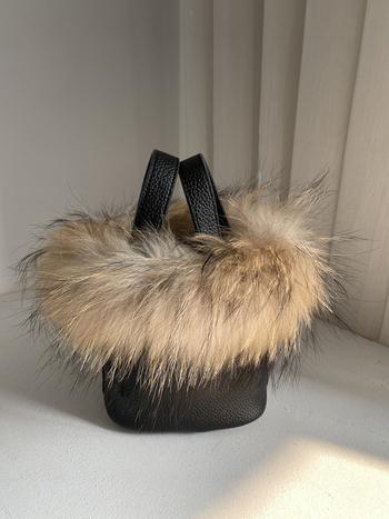 Patiesa ādas soma bucket ar raccoon pūku – pilsētas stils, mikrošķiedras iekšpuse, ziemas izdevums 2025, ikdienas lietošanai