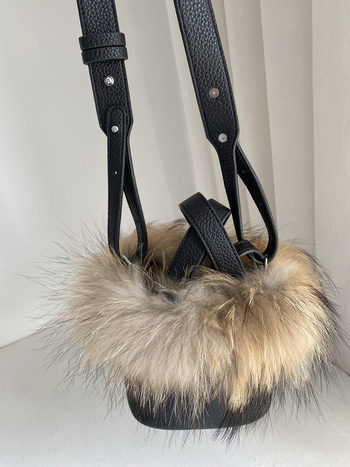 Patiesa ādas soma bucket ar raccoon pūku – pilsētas stils, mikrošķiedras iekšpuse, ziemas izdevums 2025, ikdienas lietošanai