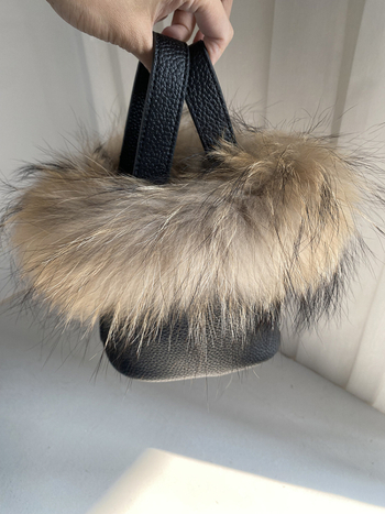 Patiesa ādas soma bucket ar raccoon pūku – pilsētas stils, mikrošķiedras iekšpuse, ziemas izdevums 2025, ikdienas lietošanai